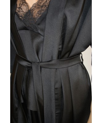 Halat negru cu pijama eleganta, confectionata din material satinat